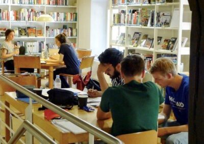Studierende in der Bibliothek Agnesenschütte