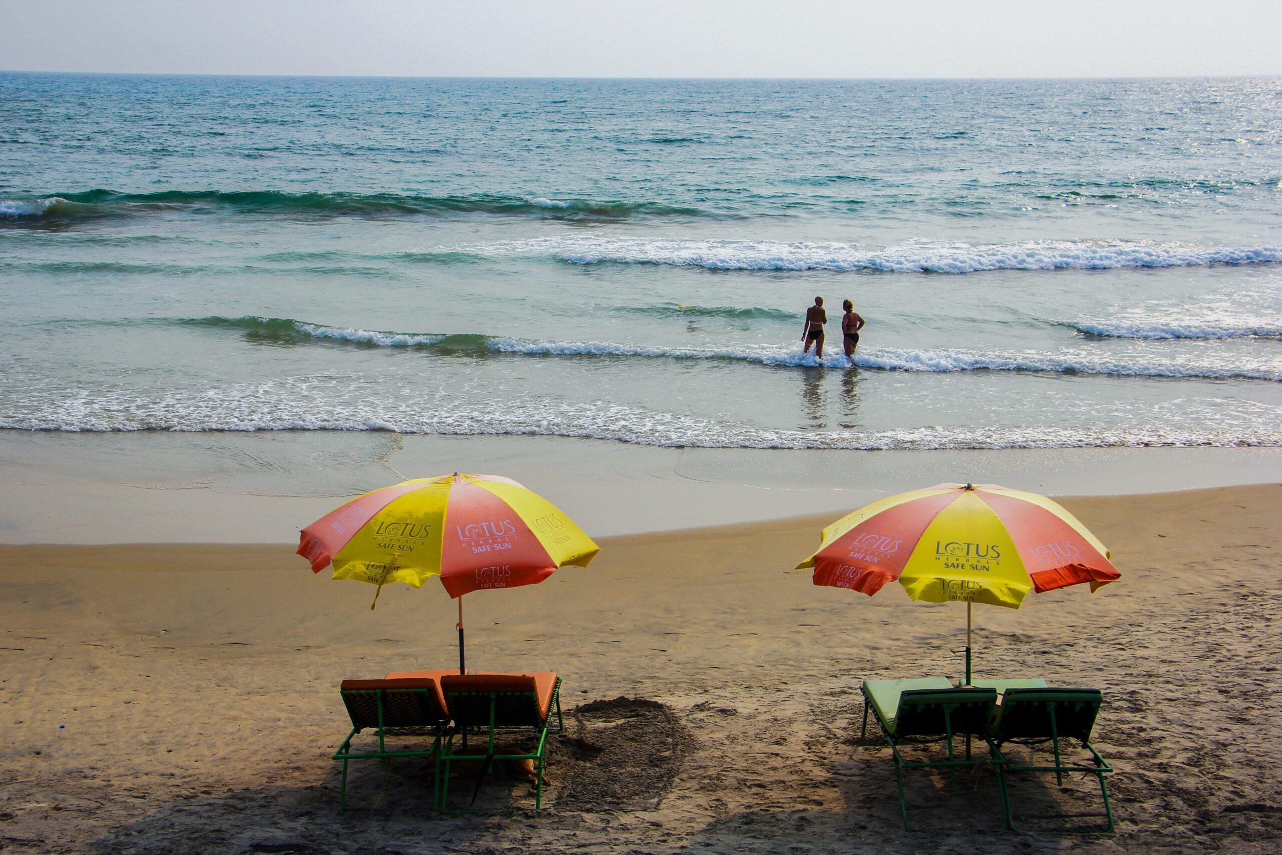 Strand mit Sonnenschirmen