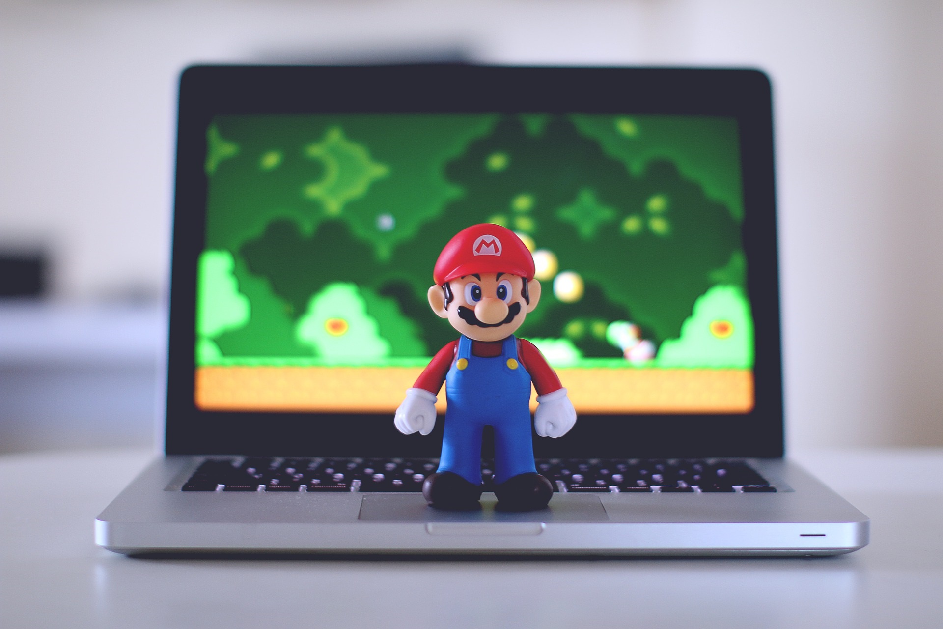 Mario-Figur auf einem Laptop